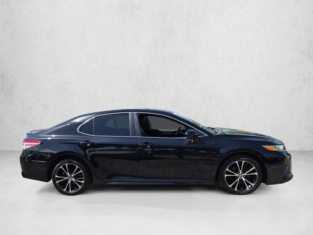 Used 2018 Toyota Camry SE Sedan