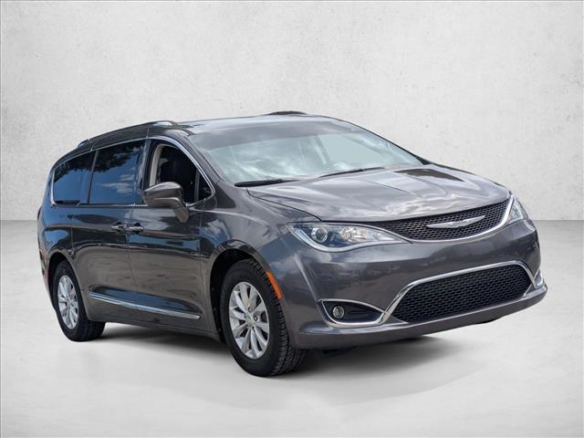 2018 Chrysler Pacifica Touring L photo 2