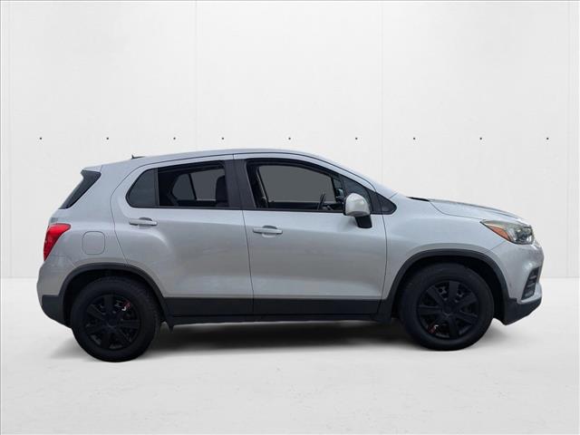 2017 Chevrolet Trax LS photo 2