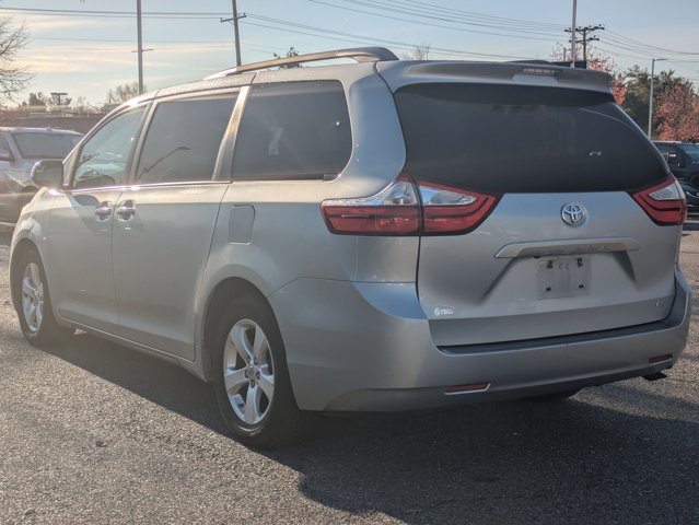 2015 Toyota Sienna LE photo 3
