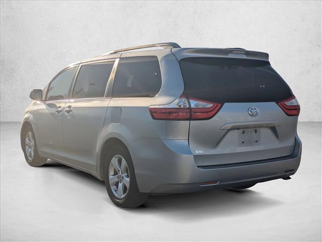 2015 Toyota Sienna LE photo 3