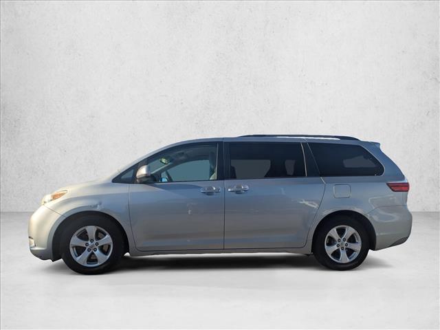 2015 Toyota Sienna LE photo 2