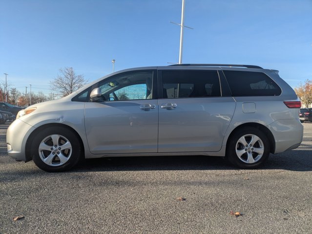 2015 Toyota Sienna LE photo 2
