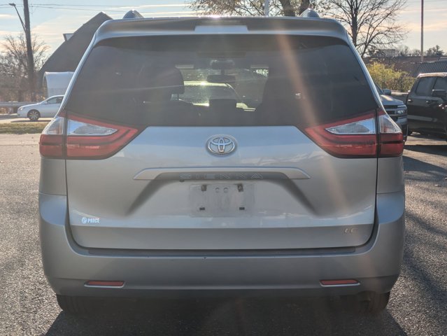 2015 Toyota Sienna LE photo 4