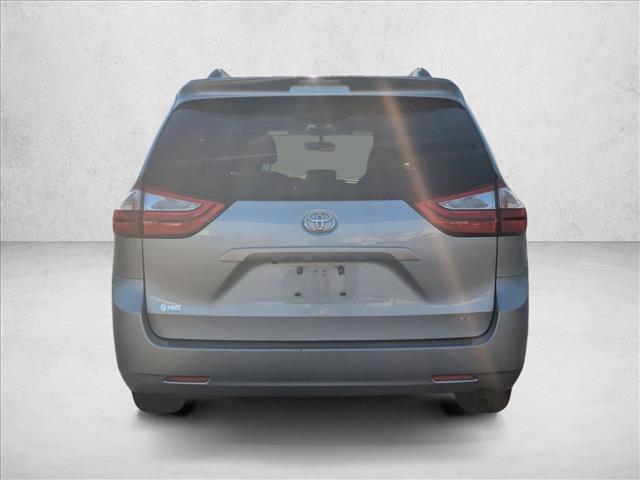 2015 Toyota Sienna LE photo 4