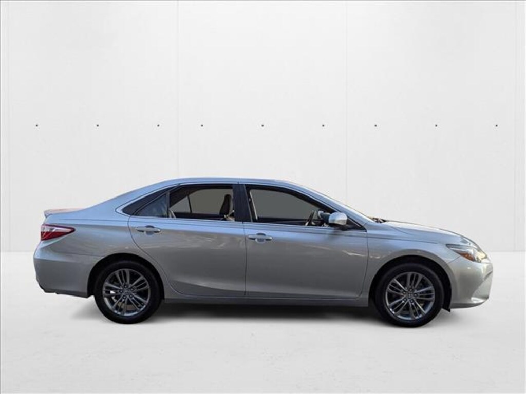 Used 2017 Toyota Camry SE Sedan