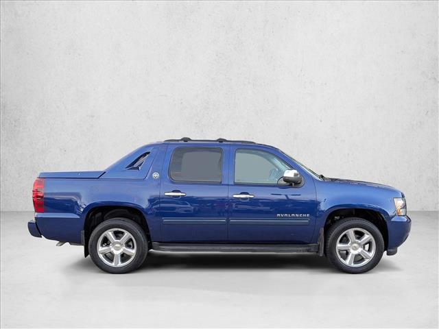 2013 Chevrolet Avalanche LS photo 2