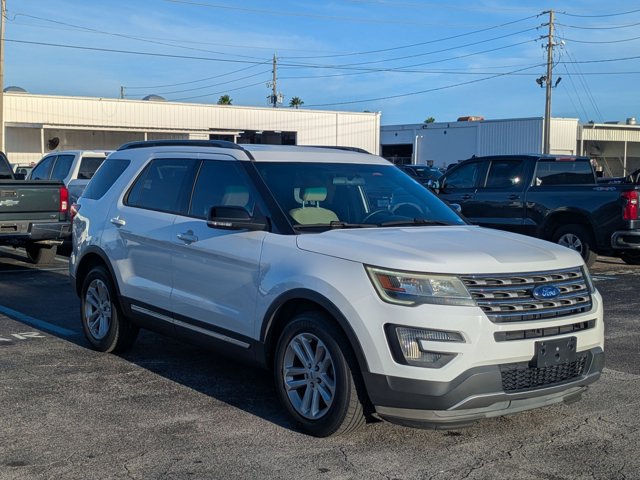 2017 Ford Explorer XLT photo 3