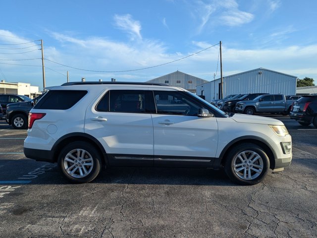 2017 Ford Explorer XLT photo 4