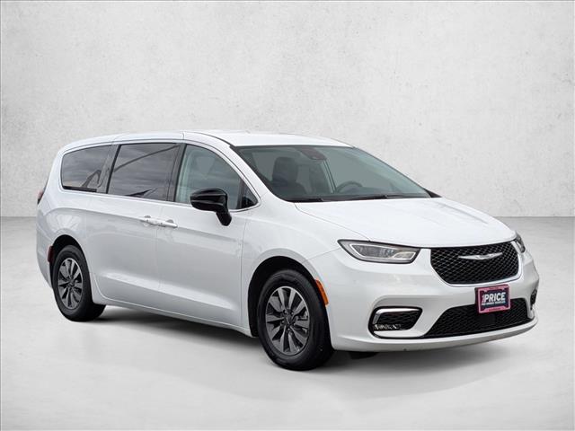 2024 Chrysler Pacifica Hybrid photo 3