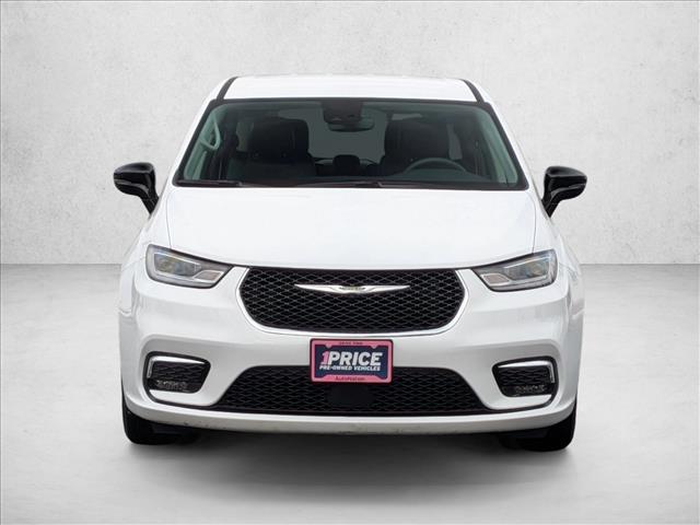 2024 Chrysler Pacifica Hybrid photo 2