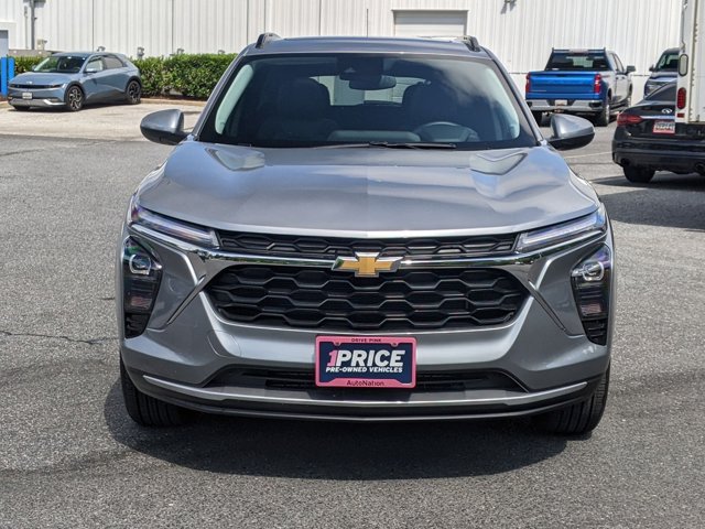 2025 Chevrolet Trax LT photo 2