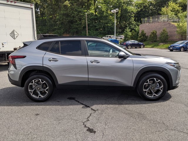 2025 Chevrolet Trax LT photo 4