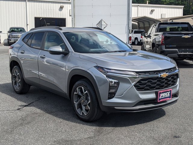2025 Chevrolet Trax LT photo 3