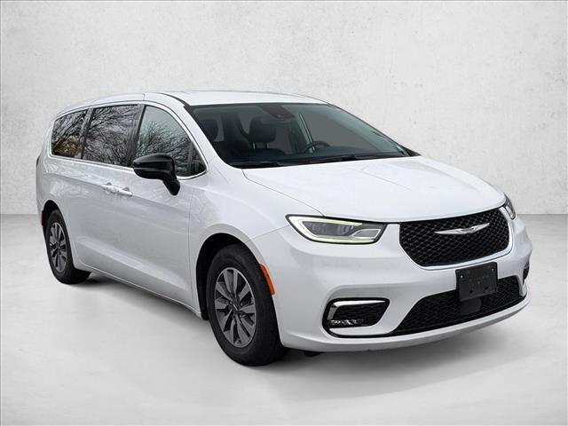 2024 Chrysler Pacifica Hybrid photo 2