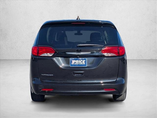 2022 Chrysler Voyager LX photo 6