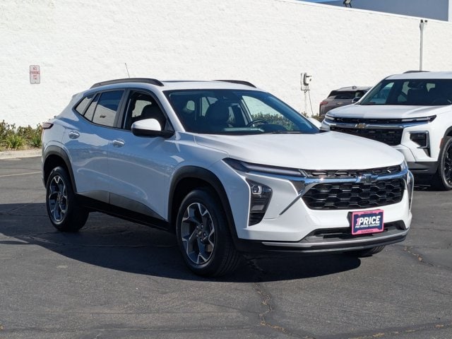 2024 Chevrolet Trax LT photo 2