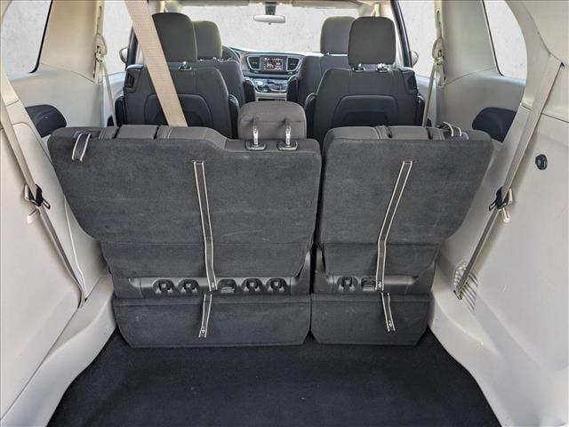 2022 Chrysler Voyager LX photo 5