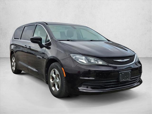 2017 Chrysler Pacifica Touring photo 2