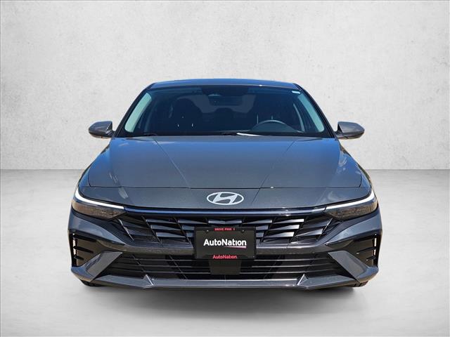 2024 Hyundai Elantra SEL Convenience photo 2