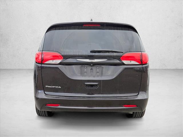 2017 Chrysler Pacifica Touring photo 4