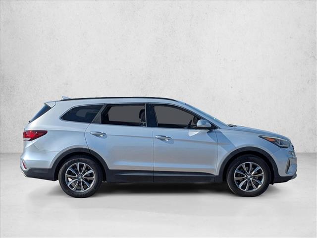 2017 Hyundai Santa Fe SE photo 2
