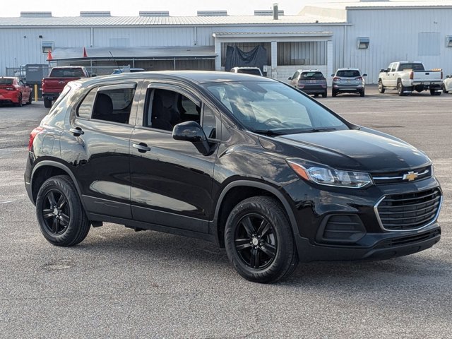 2022 Chevrolet Trax LS photo 2