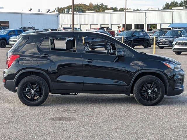 2022 Chevrolet Trax LS photo 3