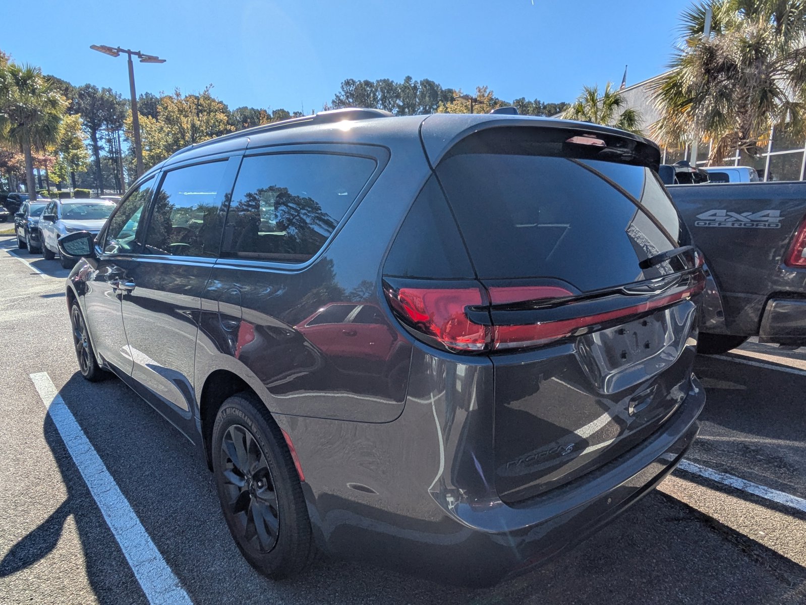 2021 Chrysler Pacifica Limited photo 4