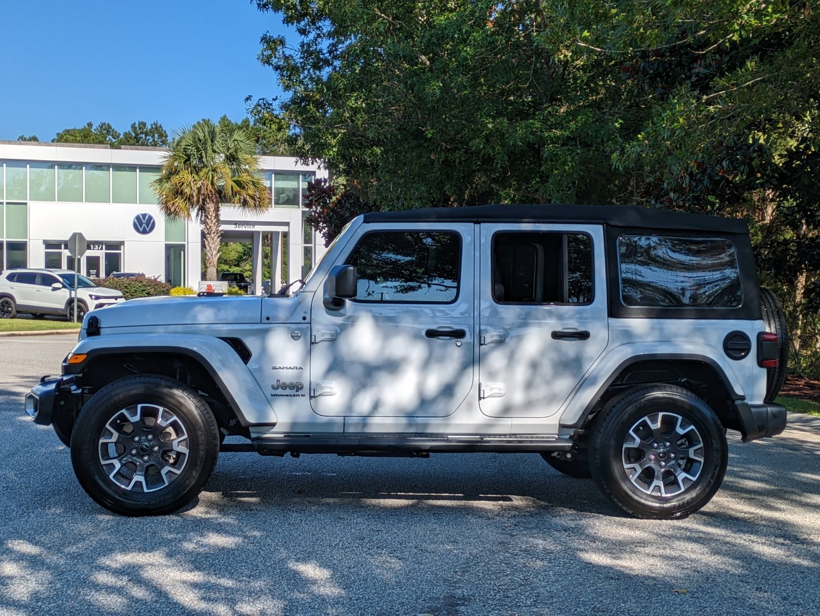 2024 Jeep Wrangler Sahara photo 4