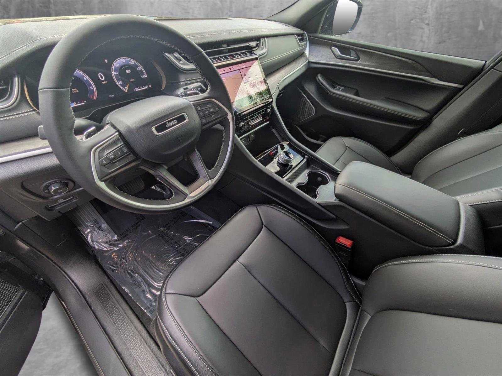 2025 Jeep Grand Cherokee Limited Sport photo 3