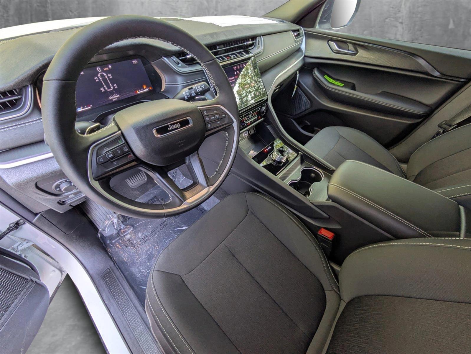 2025 Jeep Grand Cherokee Laredo X photo 3