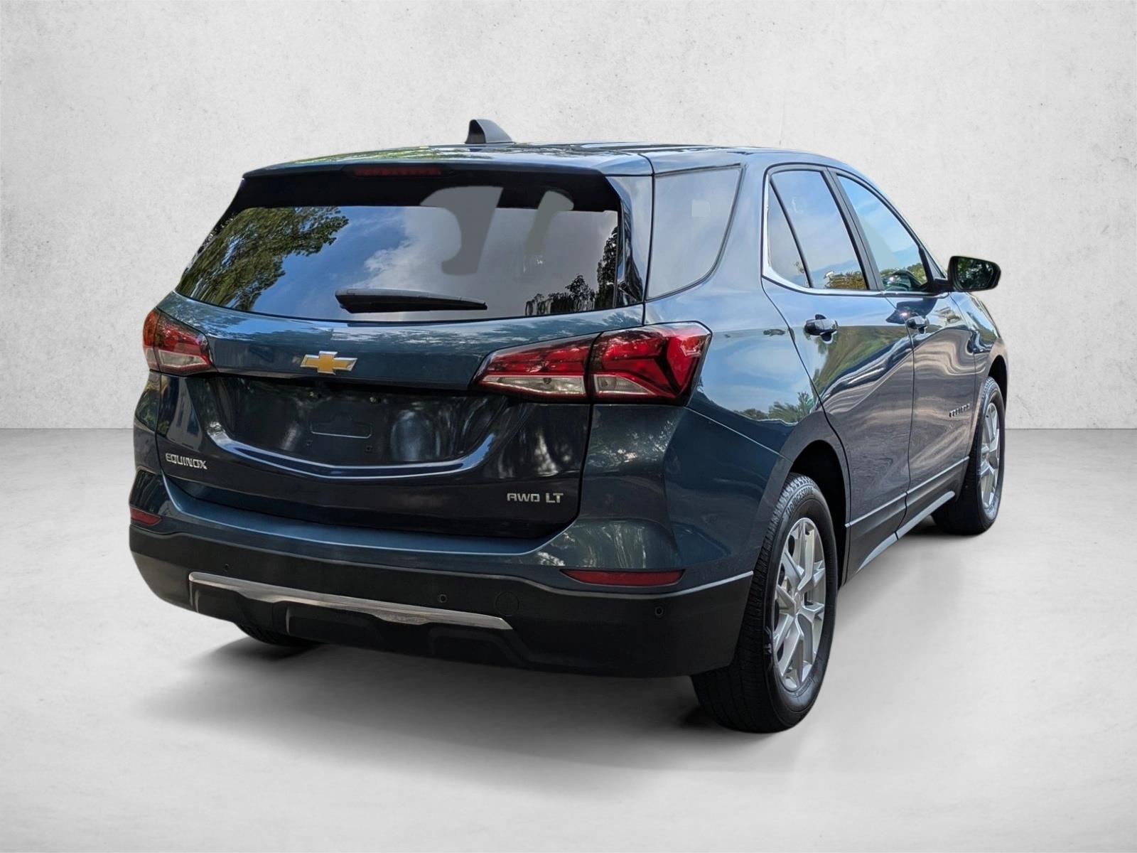 2024 Chevrolet Equinox LT photo 2