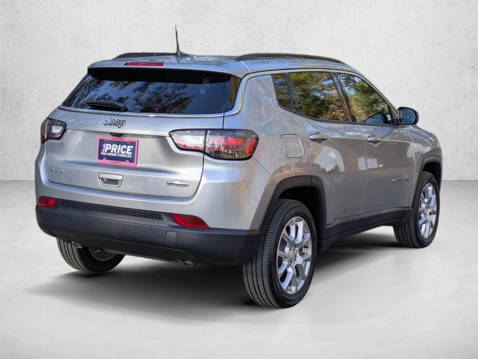 2023 Jeep Compass Latitude Lux photo 2