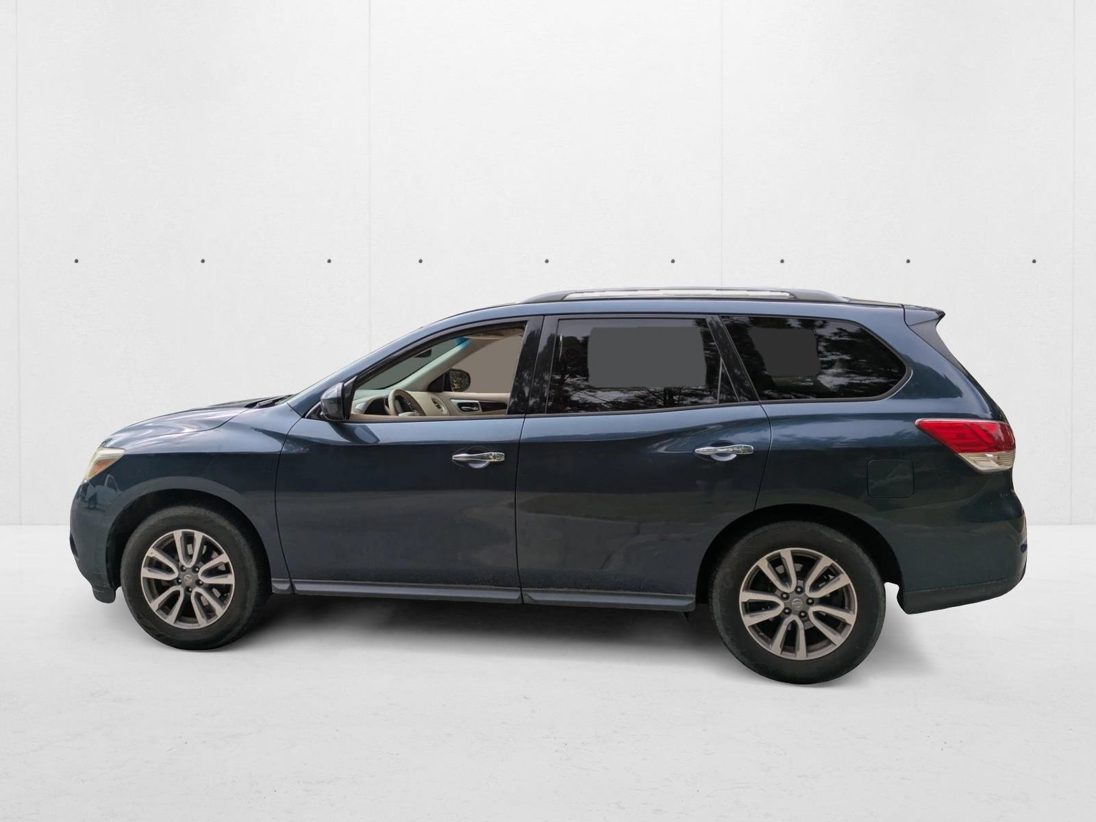 2015 Nissan Pathfinder SV photo 2