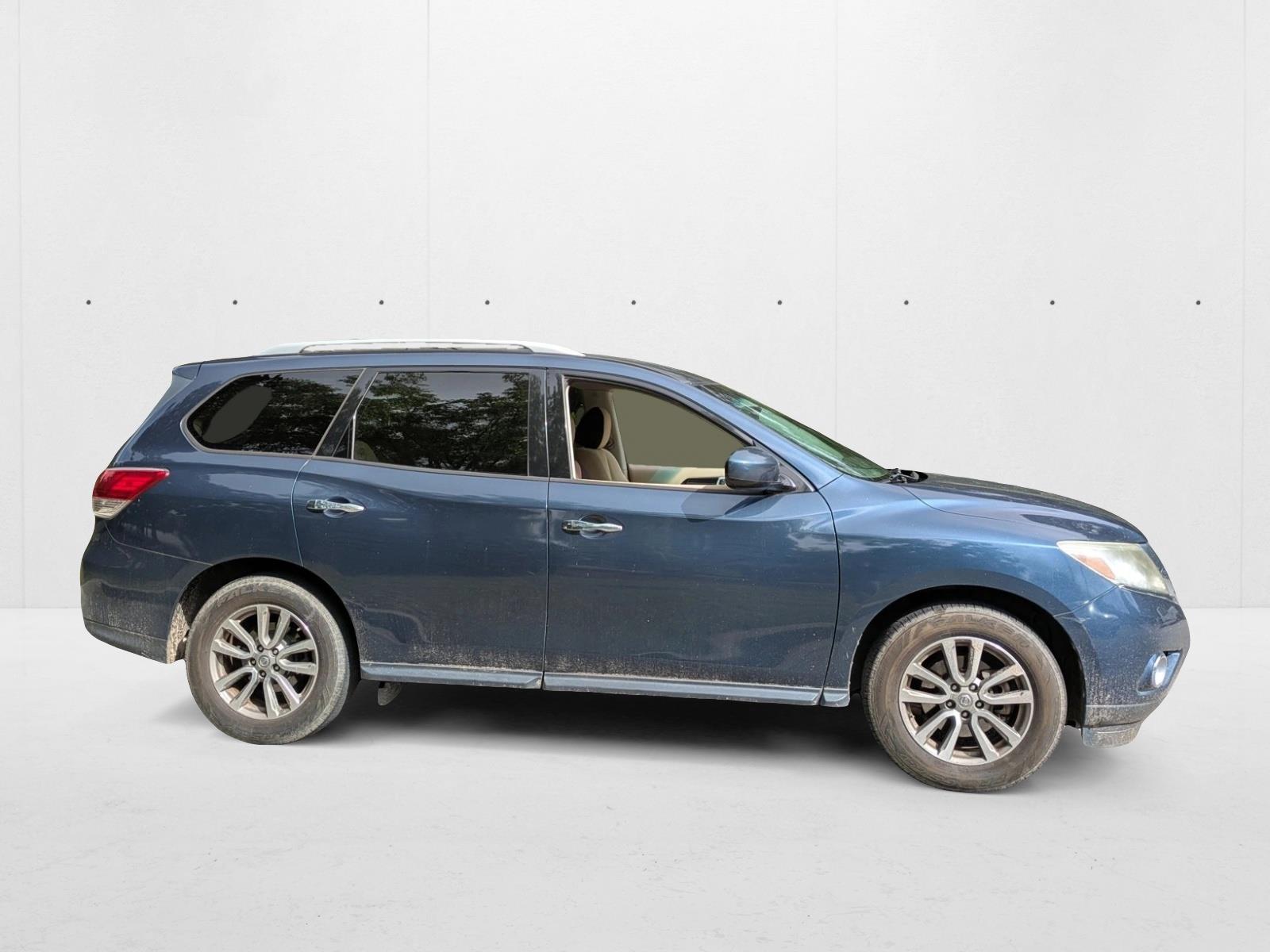 2015 Nissan Pathfinder SV photo 3