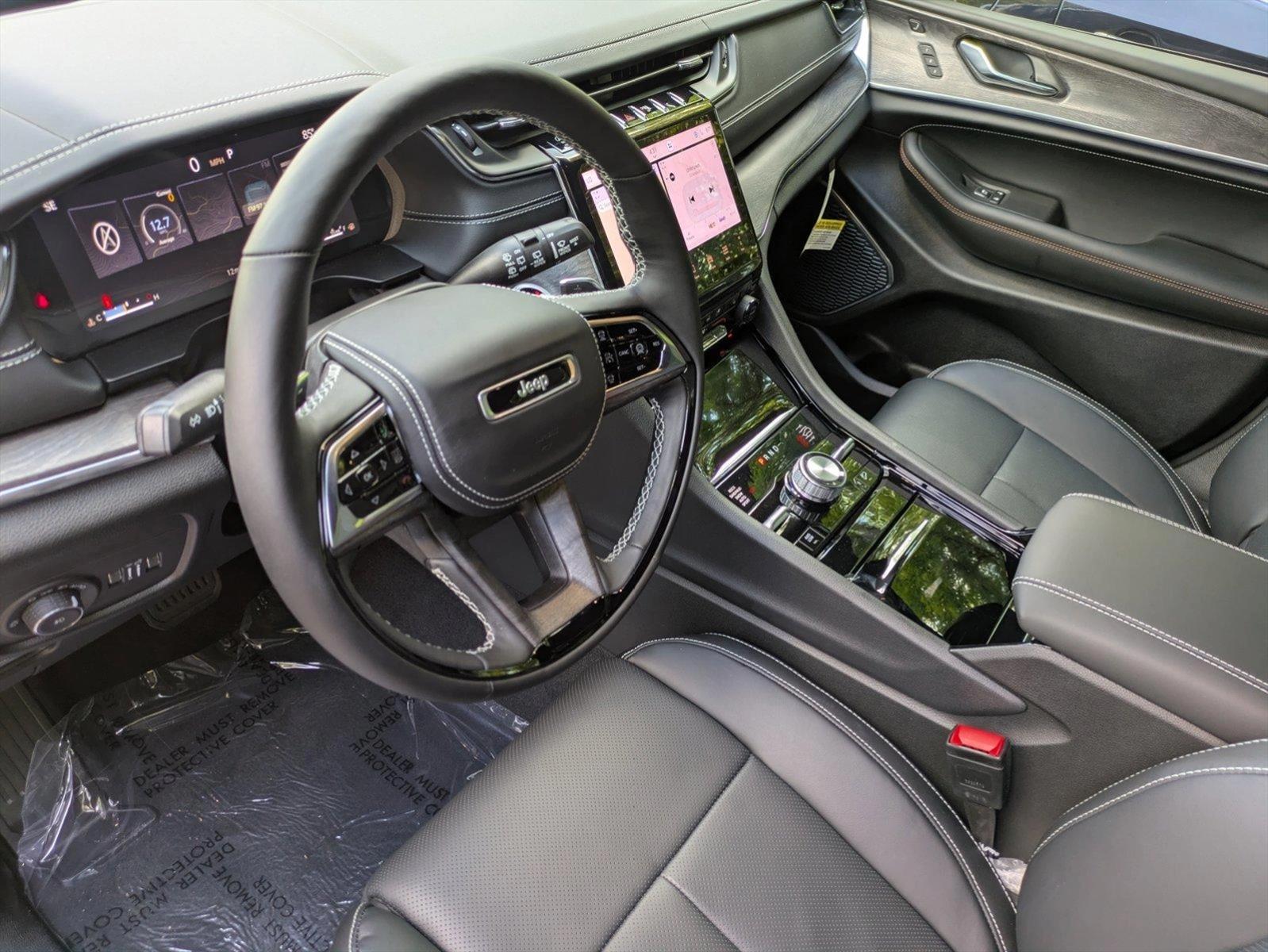 2025 Jeep Grand Cherokee Overland photo 3