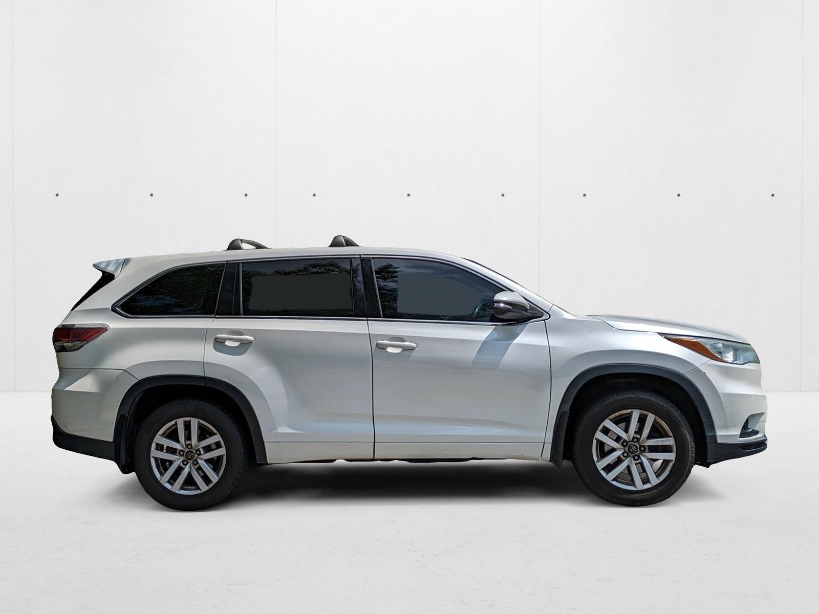 2016 Toyota Highlander LE photo 3