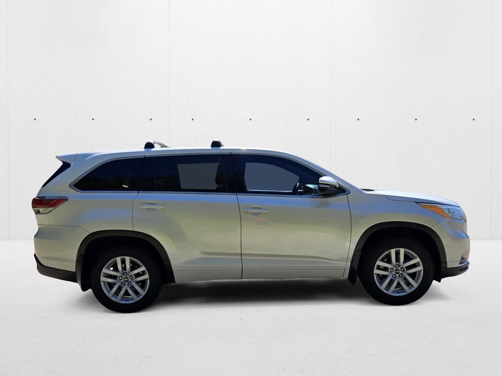 2016 Toyota Highlander LE photo 4