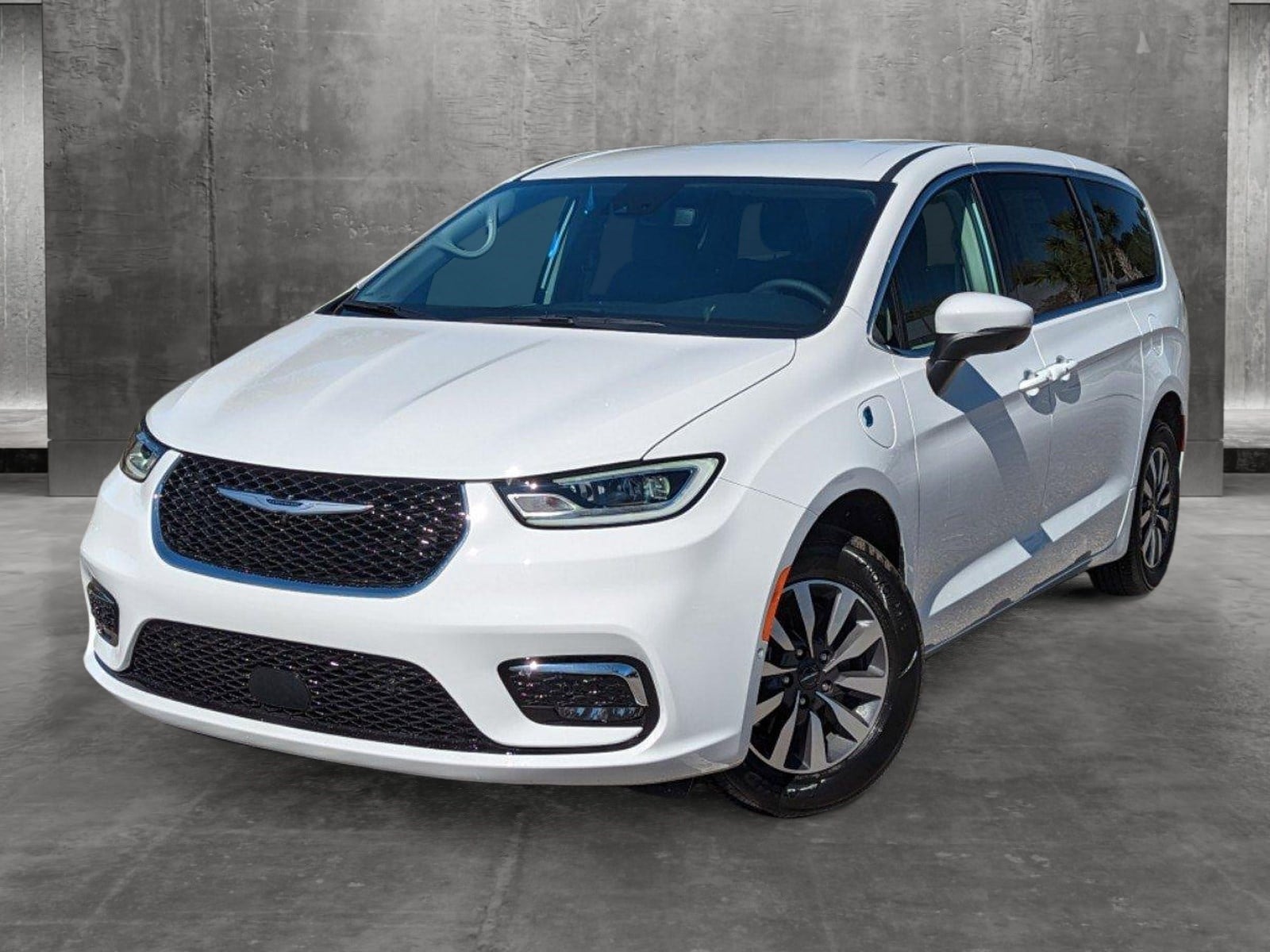 2023 Chrysler Pacifica Hybrid Touring L's photo