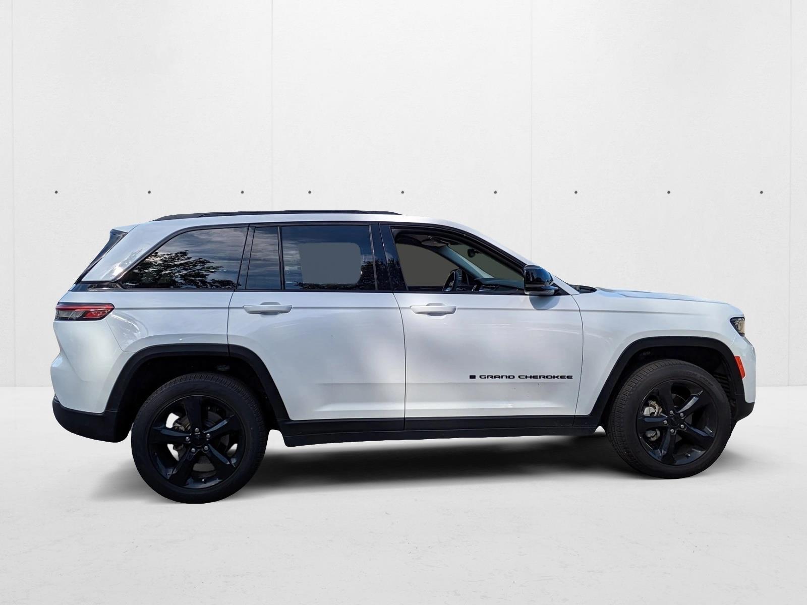 2023 Jeep Grand Cherokee Limited photo 3