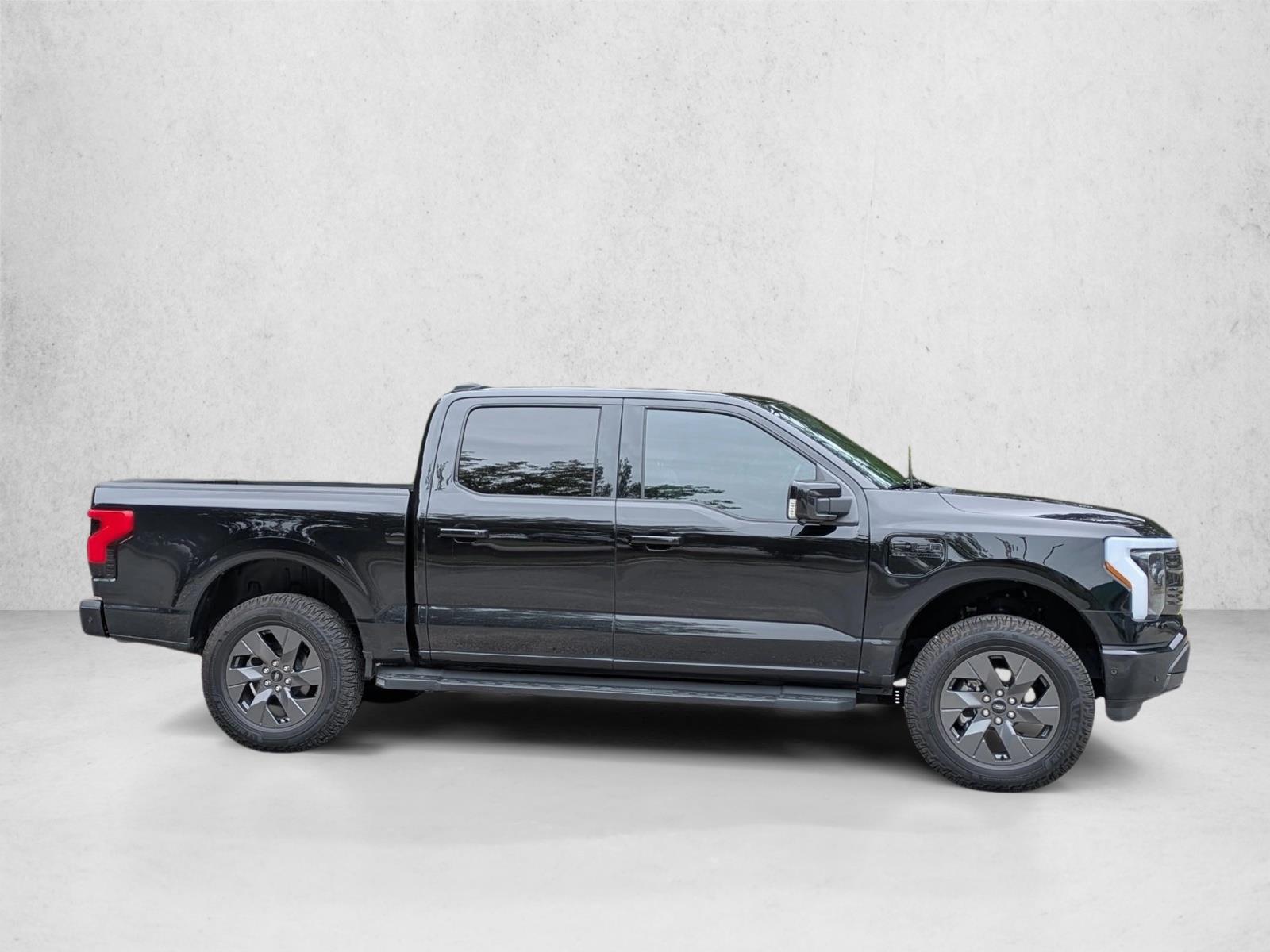 2023 Ford F-150 Lightning Platinum photo 4