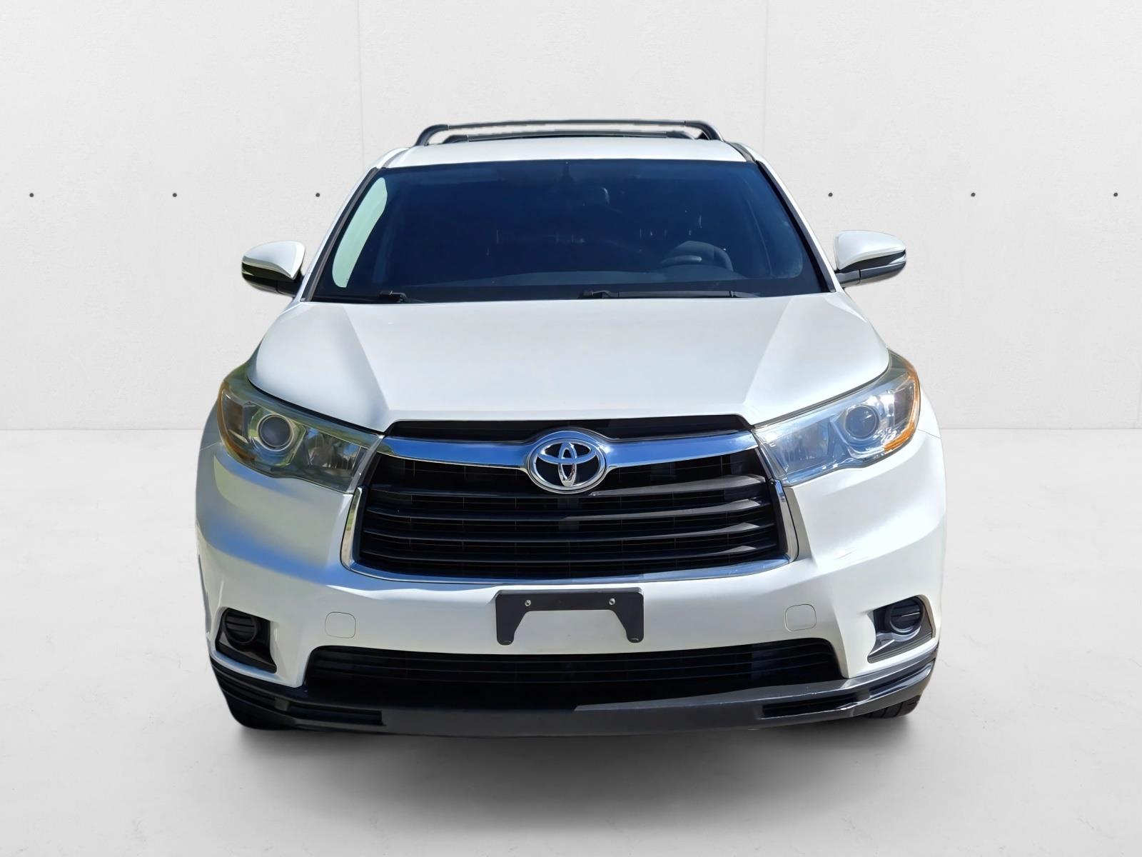2016 Toyota Highlander LE photo 2
