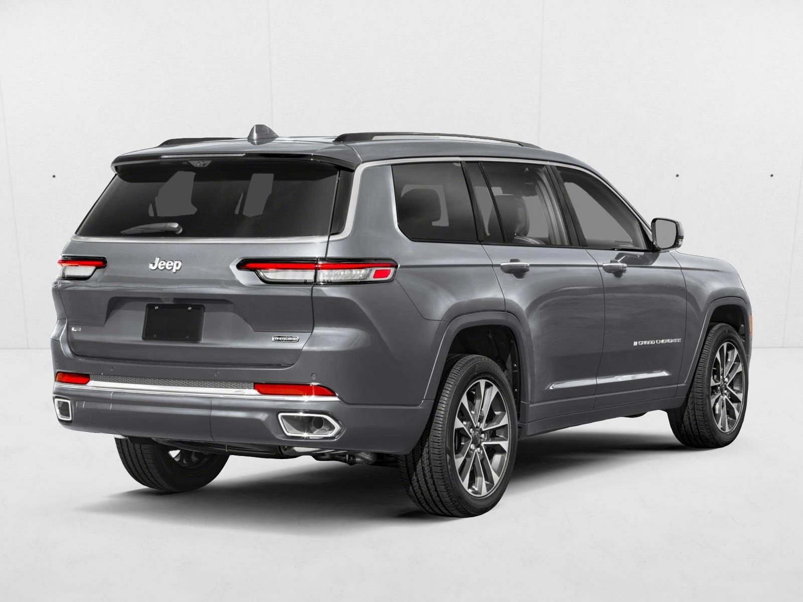 2025 Jeep Grand Cherokee Overland photo 2