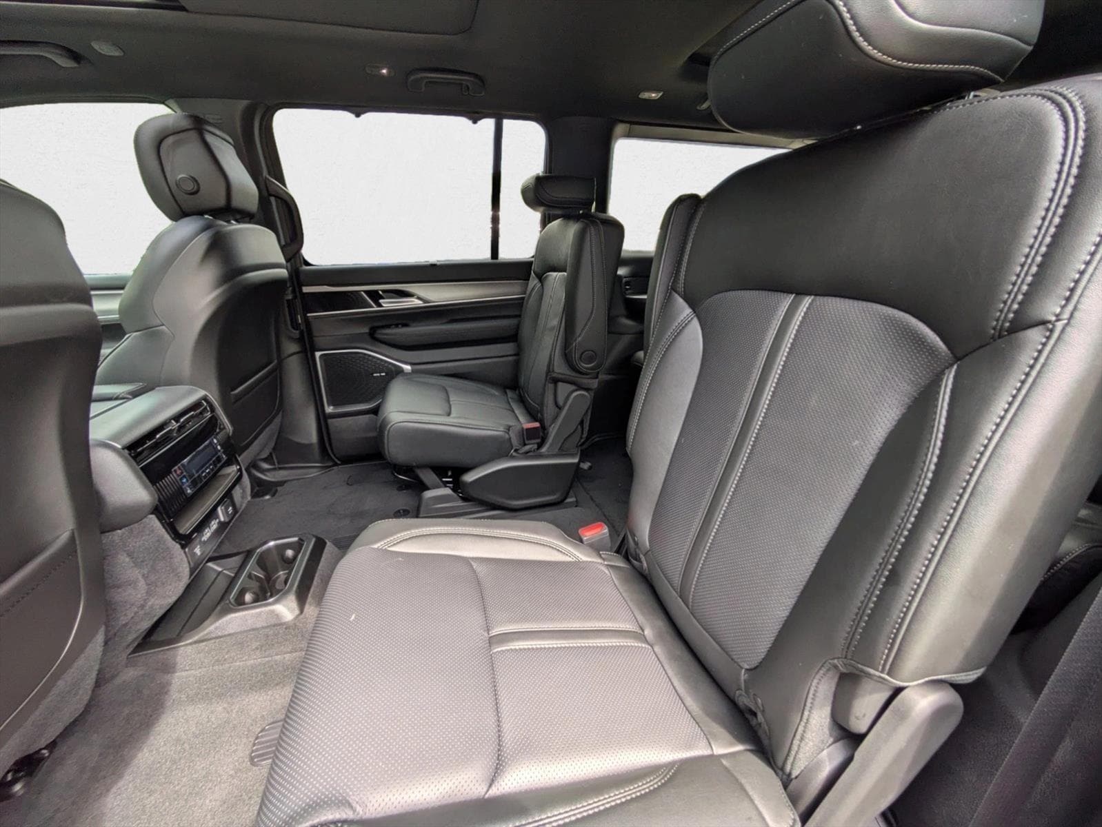 2025 Jeep Wagoneer Series II - Photo 18