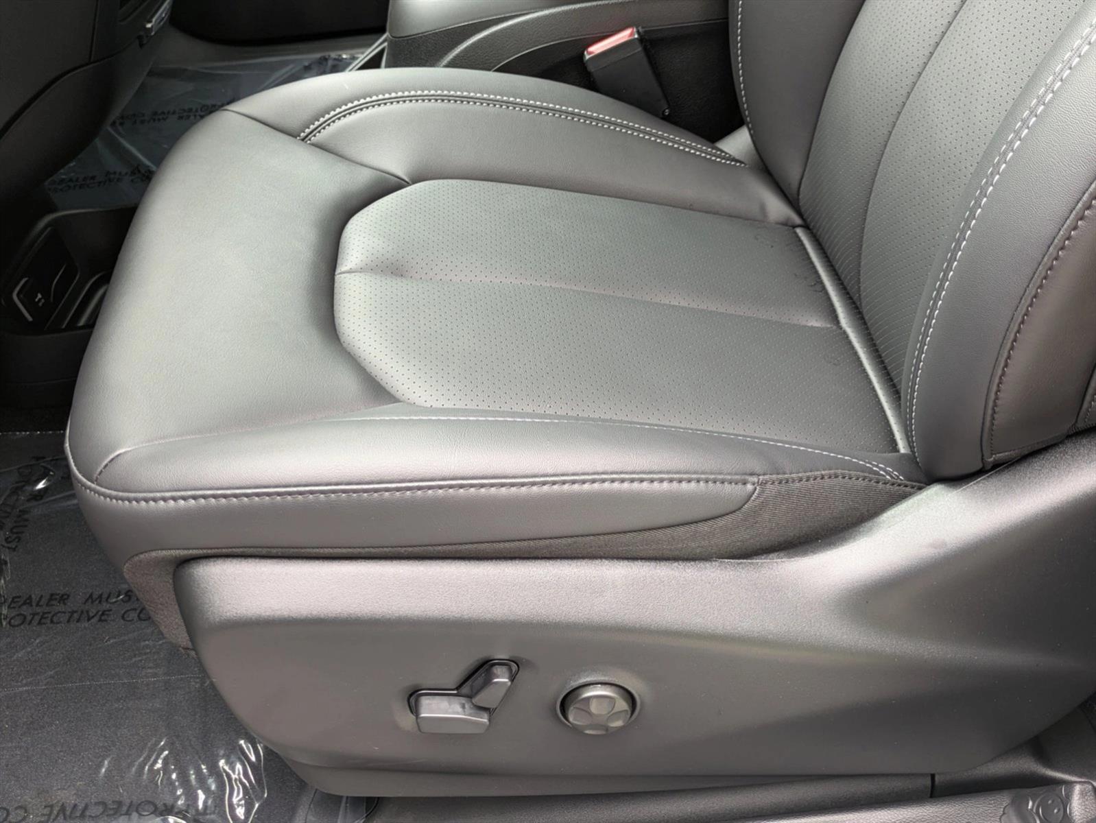 2026 Chrysler Pacifica photo 4