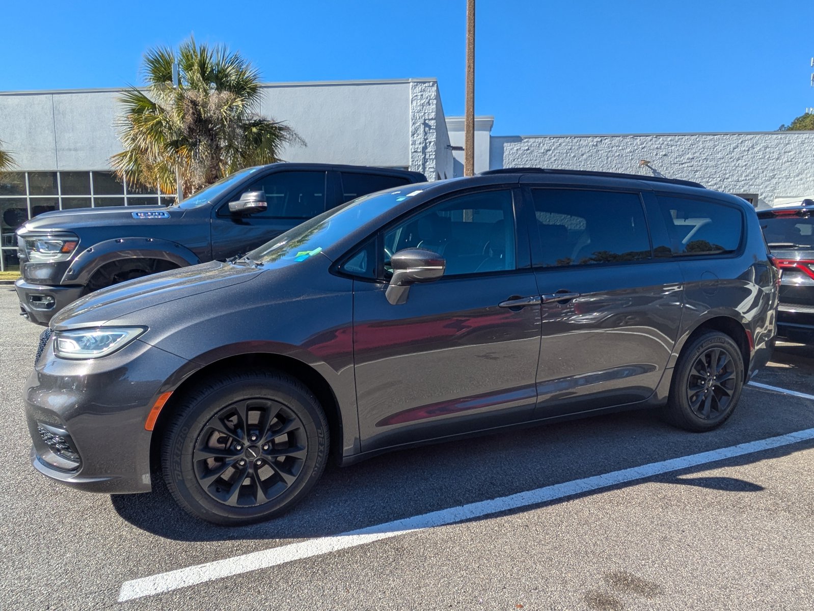 2021 Chrysler Pacifica Limited photo 2