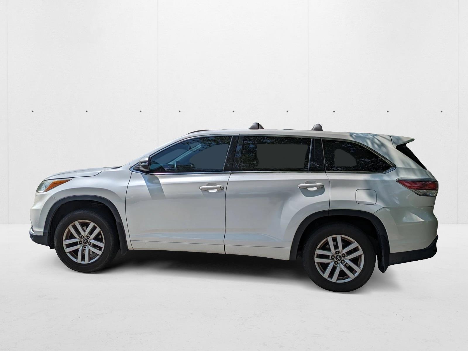 2016 Toyota Highlander LE photo 2