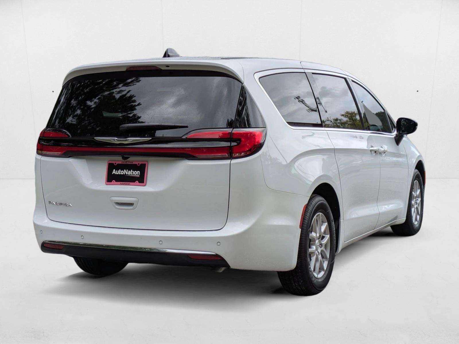 2026 Chrysler Pacifica photo 2