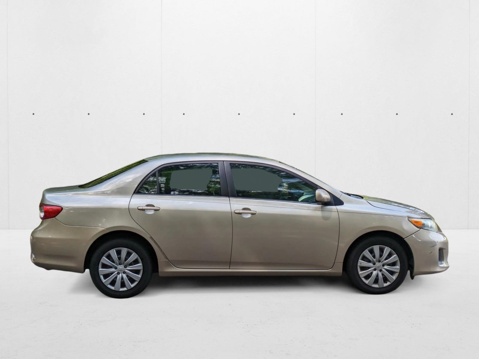 2013 Toyota Corolla LE photo 4